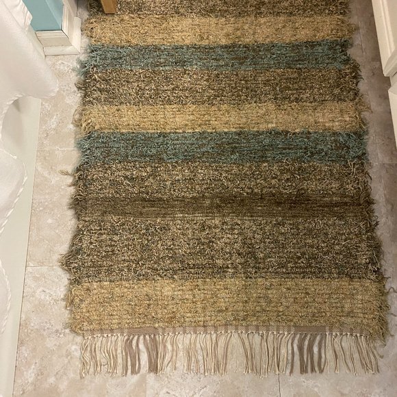 Throw Rug - Picture 15 of 16